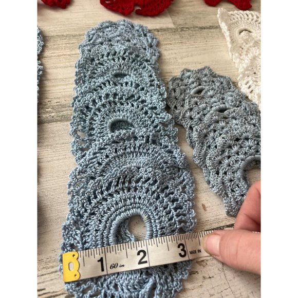 Set of 51 small circular crocheted doilies - Picture 6 of 12